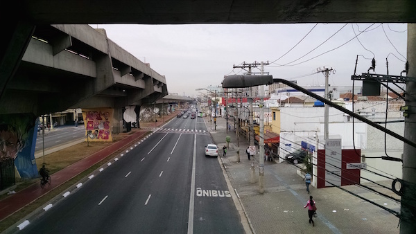 Dentro da estação Carandiru do metrô, a vista da avenida, com o CT logo à direita e o hotel lá no fundo.