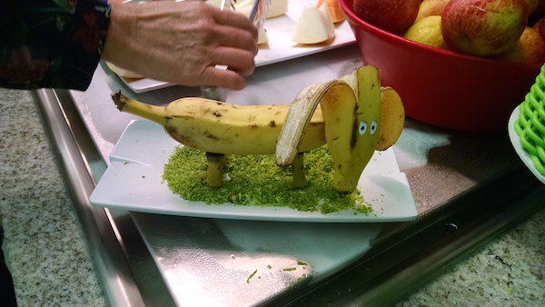 Mascote do café da manhã do hotel: cachorro-banana?