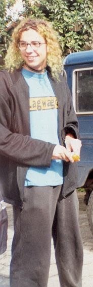 Ser tosco é... calça de moleton, camiseta e casaco (2000)