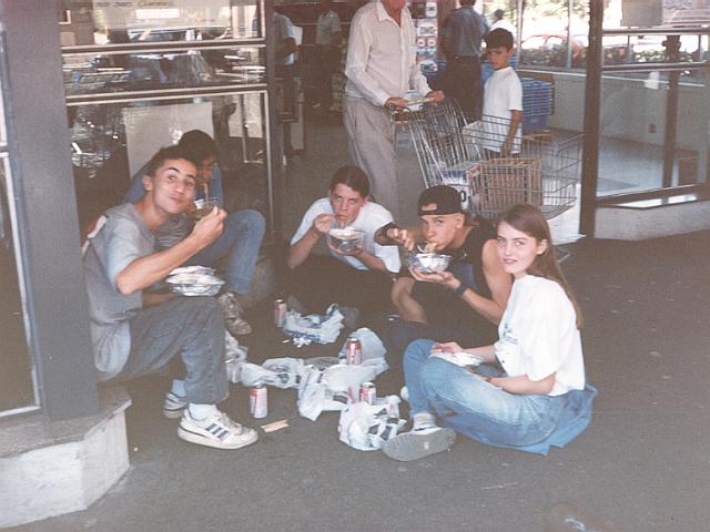 Ser tosco é... almoçar no chão, na entrada do mercado (1993)